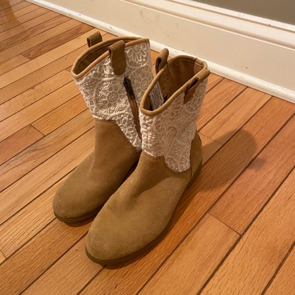 UGG Kids Dahlia Lace Chestnut Girls Boots